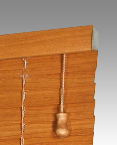 detail dřevěné žaluzie s horním U profilem